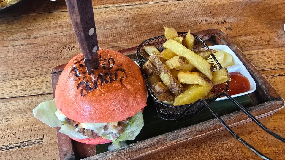 Suasana Hangat Restoran